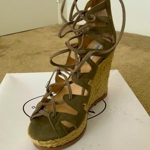 BRAND NEW STEVE MADDEN WEDGE HEEL